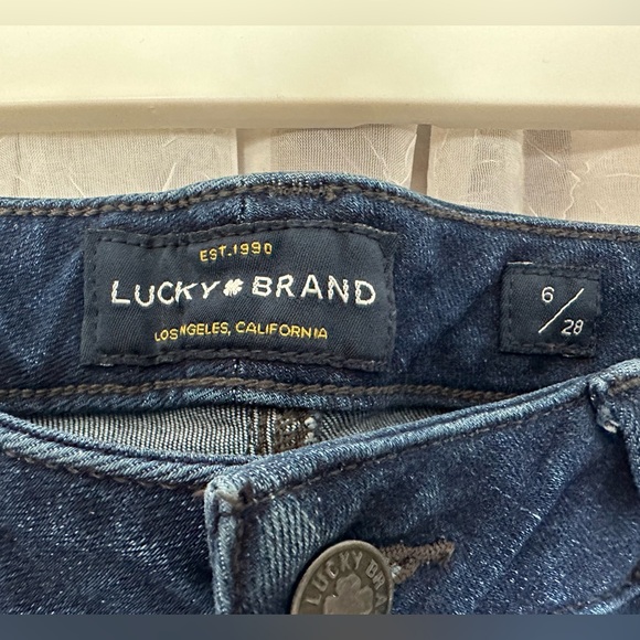 Lucky Brand Skinny Jeans. Frayed Bottoms. Good condition. Size 6. - Picture 4 of 5